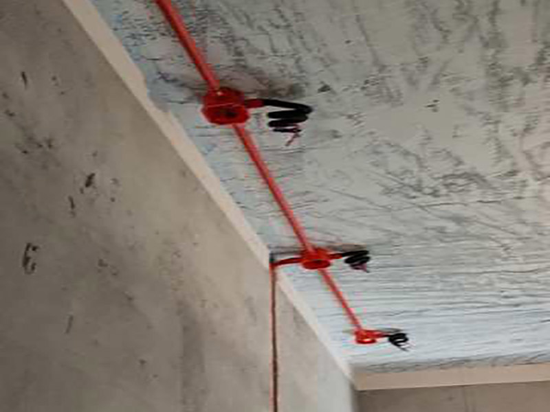 全屋水電開(kāi)槽布線：水管管路開(kāi)槽施工方法為先彈線，再開(kāi)槽。管路開(kāi)槽按要求必須是平行線與垂直線(如有水電施工圖的對(duì)照施工圖更好)。須平行走線的管路一律控制在60-90厘米高(從地面算起)，有水龍頭的管路必須垂直。深度控制在4厘米。線槽開(kāi)好后施工負(fù)責(zé)人記好開(kāi)槽管路尺寸、位置。方便以后潔具安裝時(shí)知道管路的位置。水路管道安裝之后，用水泥沙子混合封好衛(wèi)生間所有線槽。等線槽和地面填渣干后，再次清洗地面與墻面，墻地面水份干了即可做防水，墻面防水最好作一米高。