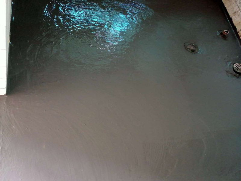 衛(wèi)生間防水貼磚：在地面用水泥砂漿找平一次，等它干透后再做防水。一般的防水施工要做2到3遍，而且防水的順序也是有講究的，比如，要先做完墻面防水再貼墻磚，其次才可以做地面防水，再貼地磚。因為地面經(jīng)常會踩來踩去，地面防水如果先做了會很容易踩壞。一般情況下，在2到3遍的防水層全部做好后，會有5到7天的固化期，所以自然的，貼瓷磚肯定是要等到這之后才能做。