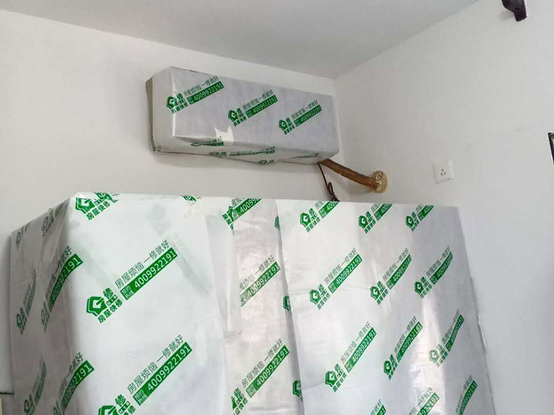 臥室墻面翻新：首先在做翻新的時(shí)候一定要把之前的墻面給處理干凈，粉化嚴(yán)重的一定要鏟除干凈。由于之前的墻面有刷過(guò)油漆和乳膠漆，所在做完鏟除后一定要做打磨處理，將原來(lái)墻體上的結(jié)實(shí)的表皮及浮沉全部清理掉，如果說(shuō)墻體出現(xiàn)小部分的凹陷以及裂縫的話可以用膩?zhàn)由晕⑻钛a(bǔ)一下。在修補(bǔ)的過(guò)程中要是沒(méi)有做到全面，并且上漆過(guò)程已經(jīng)做了的話那就會(huì)顯得相當(dāng)?shù)穆闊?，上漆工程完成后的話再?duì)沒(méi)有修補(bǔ)到的地方進(jìn)行修補(bǔ)的話就會(huì)很難達(dá)到預(yù)想效果，最大的問(wèn)題就是會(huì)導(dǎo)致色差的問(wèn)題，所以在修補(bǔ)的時(shí)候一定要做到仔細(xì)、全面，不要為后面的工程造成負(fù)擔(dān)。在上面漆之前要裝油漆按照漆桶的說(shuō)明配比及涂刷，要準(zhǔn)備足夠的量，保證顏色的相同，不要因?yàn)榱可偃绷亢髞?lái)進(jìn)行后補(bǔ)，這樣很容易發(fā)生色差的問(wèn)題。刷面漆時(shí)要選擇質(zhì)量好的刷漆滾筒，這樣刷出來(lái)的質(zhì)地才會(huì)更加的均勻好看。