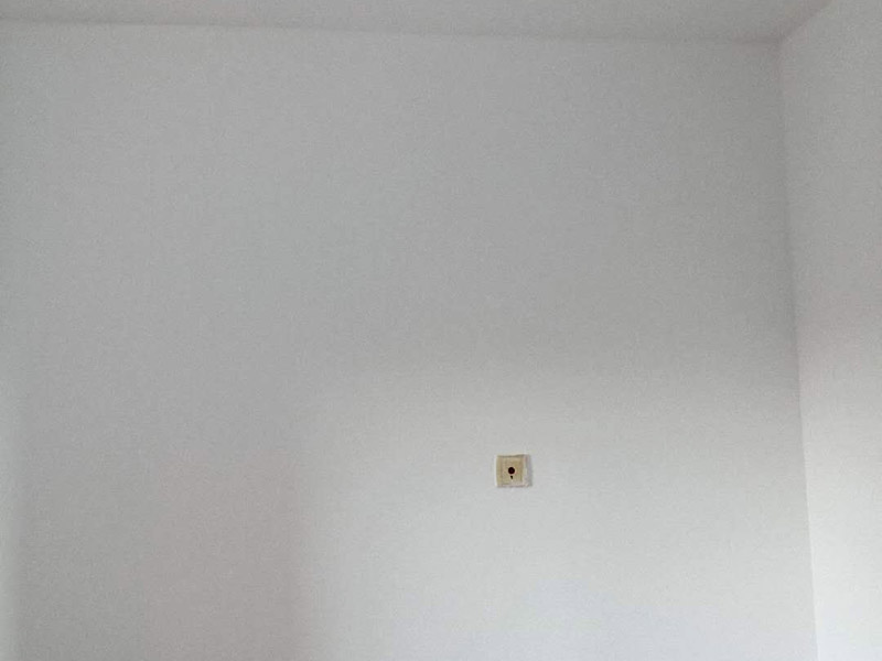 臥室墻面翻新：首先在做翻新的時(shí)候一定要把之前的墻面給處理干凈，粉化嚴(yán)重的一定要鏟除干凈。由于之前的墻面有刷過(guò)油漆和乳膠漆，所在做完鏟除后一定要做打磨處理，將原來(lái)墻體上的結(jié)實(shí)的表皮及浮沉全部清理掉，如果說(shuō)墻體出現(xiàn)小部分的凹陷以及裂縫的話可以用膩?zhàn)由晕⑻钛a(bǔ)一下。在修補(bǔ)的過(guò)程中要是沒(méi)有做到全面，并且上漆過(guò)程已經(jīng)做了的話那就會(huì)顯得相當(dāng)?shù)穆闊掀峁こ掏瓿珊蟮脑捲賹?duì)沒(méi)有修補(bǔ)到的地方進(jìn)行修補(bǔ)的話就會(huì)很難達(dá)到預(yù)想效果，最大的問(wèn)題就是會(huì)導(dǎo)致色差的問(wèn)題，所以在修補(bǔ)的時(shí)候一定要做到仔細(xì)、全面，不要為后面的工程造成負(fù)擔(dān)。在上面漆之前要裝油漆按照漆桶的說(shuō)明配比及涂刷，要準(zhǔn)備足夠的量，保證顏色的相同，不要因?yàn)榱可偃绷亢髞?lái)進(jìn)行后補(bǔ)，這樣很容易發(fā)生色差的問(wèn)題。刷面漆時(shí)要選擇質(zhì)量好的刷漆滾筒，這樣刷出來(lái)的質(zhì)地才會(huì)更加的均勻好看。