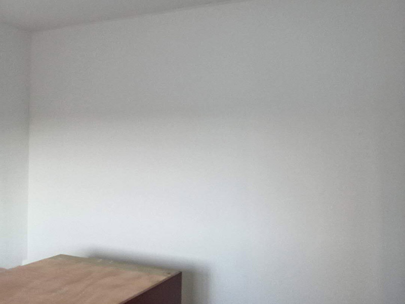 臥室墻面翻新：首先在做翻新的時(shí)候一定要把之前的墻面給處理干凈，粉化嚴(yán)重的一定要鏟除干凈。由于之前的墻面有刷過(guò)油漆和乳膠漆，所在做完鏟除后一定要做打磨處理，將原來(lái)墻體上的結(jié)實(shí)的表皮及浮沉全部清理掉，如果說(shuō)墻體出現(xiàn)小部分的凹陷以及裂縫的話可以用膩?zhàn)由晕⑻钛a(bǔ)一下。在修補(bǔ)的過(guò)程中要是沒(méi)有做到全面，并且上漆過(guò)程已經(jīng)做了的話那就會(huì)顯得相當(dāng)?shù)穆闊掀峁こ掏瓿珊蟮脑捲賹?duì)沒(méi)有修補(bǔ)到的地方進(jìn)行修補(bǔ)的話就會(huì)很難達(dá)到預(yù)想效果，最大的問(wèn)題就是會(huì)導(dǎo)致色差的問(wèn)題，所以在修補(bǔ)的時(shí)候一定要做到仔細(xì)、全面，不要為后面的工程造成負(fù)擔(dān)。在上面漆之前要裝油漆按照漆桶的說(shuō)明配比及涂刷，要準(zhǔn)備足夠的量，保證顏色的相同，不要因?yàn)榱可偃绷亢髞?lái)進(jìn)行后補(bǔ)，這樣很容易發(fā)生色差的問(wèn)題。刷面漆時(shí)要選擇質(zhì)量好的刷漆滾筒，這樣刷出來(lái)的質(zhì)地才會(huì)更加的均勻好看。