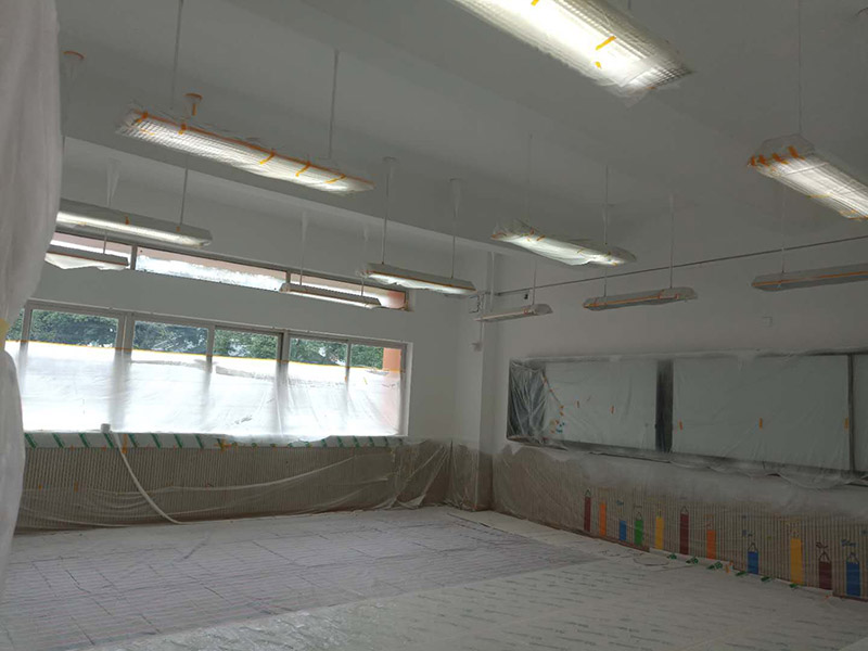 幼兒園翻新裝修:基層處理：將墻面起皮及松動(dòng)處清除干凈，并用水泥砂漿補(bǔ)抹。有裂縫的地方一般用牛皮紙帶和白乳膠貼住裂縫。一般輕體墻和保溫墻等非承重墻需要貼布，盡量選擇質(zhì)地好一點(diǎn)的墻布和白乳膠或網(wǎng)格布，網(wǎng)格布相對(duì)防裂效果會(huì)更好一點(diǎn)。 刷界面劑：界面劑能夠增強(qiáng)對(duì)基層的粘結(jié)力，避免了抹灰層空鼓、起殼的現(xiàn)象，從而代替人工鑿毛處理，省時(shí)省力。在刷界面劑時(shí)，一定都要刷到刷勻。 墻面找平：凹凸不平的墻面需要找平，對(duì)于墻面不平的地方要用粉刷石膏找平，使得墻面的誤差不超過(guò)3毫米。陰陽(yáng)角如果不直的話，也需要用粉刷石膏，并且用靠尺靠直。 打磨：打磨是漆工步驟中很關(guān)鍵的一步，打磨好了，最后上漆的效果才能好。盡量用較細(xì)的砂紙，如果砂紙?zhí)值脑挄?huì)留下很深的砂痕。 刷面漆：不要加過(guò)量的水，會(huì)影響漆膜厚度、手感和漆膜的硬度。盡量選擇好一點(diǎn)的工具。涂刷主要注意墻角、每滾中間接茬部分和收漆方向。面漆一般刷兩遍即可。