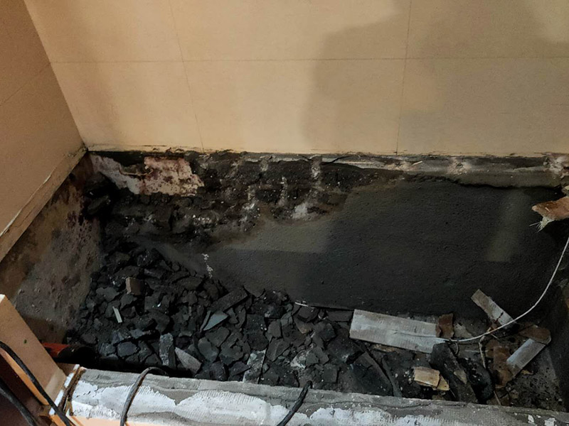 磚砌浴缸拆除防水：一般衛(wèi)浴間滲漏水都是建筑的細(xì)部構(gòu)造出了問題。地漏、墻角、管根這3個(gè)地方由于接口較多，易出現(xiàn)縫隙，因此這3個(gè)地方一般比較容易出現(xiàn)滲漏水。此外，若浴缸或是淋浴房下水口與下水管接口不嚴(yán)密，容易發(fā)生縫隙，出現(xiàn)滲漏水。衛(wèi)浴間的防水工作要做好，不然出現(xiàn)漏水問題是挺麻煩的事。 由于涂料能嚴(yán)密地包住管道與地面，滲入縫隙，干燥后不會(huì)收縮，因此比防水水泥等剛性材料更適合用于衛(wèi)浴間這種管道、縫隙較多的小面積房屋。