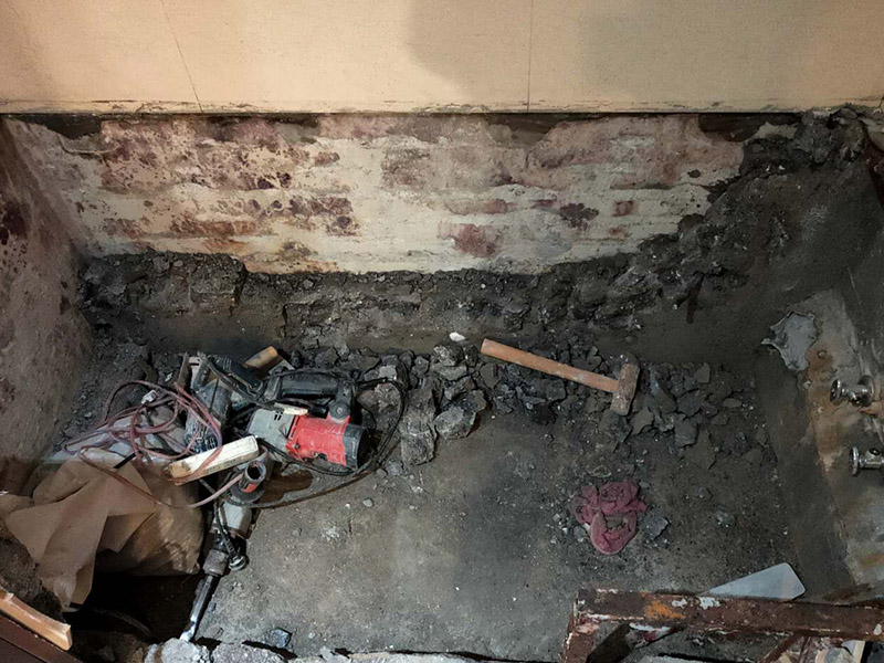 磚砌浴缸拆除防水：一般衛(wèi)浴間滲漏水都是建筑的細(xì)部構(gòu)造出了問題。地漏、墻角、管根這3個(gè)地方由于接口較多，易出現(xiàn)縫隙，因此這3個(gè)地方一般比較容易出現(xiàn)滲漏水。此外，若浴缸或是淋浴房下水口與下水管接口不嚴(yán)密，容易發(fā)生縫隙，出現(xiàn)滲漏水。衛(wèi)浴間的防水工作要做好，不然出現(xiàn)漏水問題是挺麻煩的事。 由于涂料能嚴(yán)密地包住管道與地面，滲入縫隙，干燥后不會(huì)收縮，因此比防水水泥等剛性材料更適合用于衛(wèi)浴間這種管道、縫隙較多的小面積房屋。