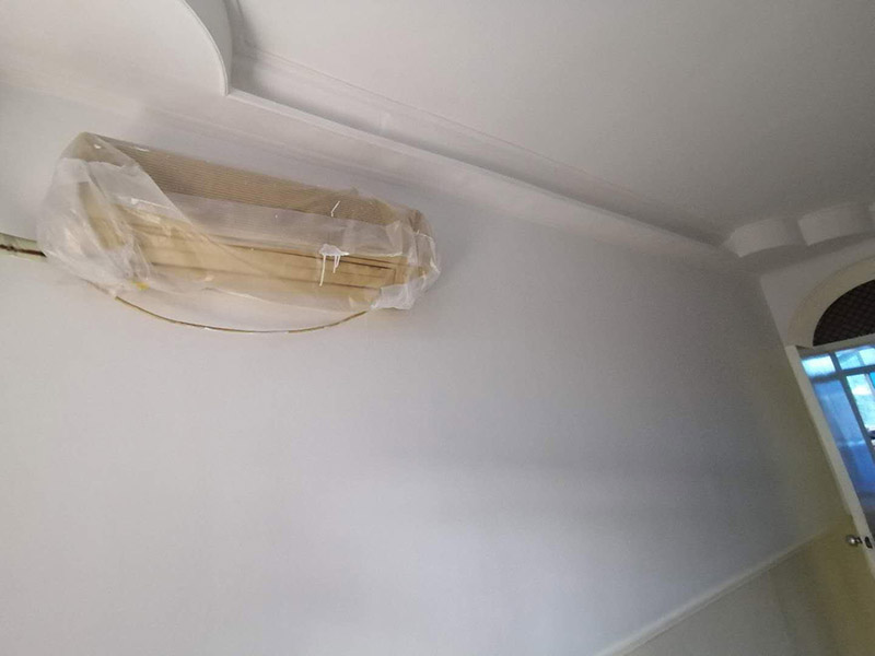 老房墻面刷漆翻新：毛坯的墻體或者已經(jīng)做好1道膩子層的房子，基層要求基層必須平整堅固。不得有粉化、起砂、空鼓、脫落等現(xiàn)象。基層不平和坑洼面應(yīng)該配套膩子刮平。陰陽角必須通過彈墨線來找垂直的鋁通來衡量水平垂直的整度。后一遍膩子應(yīng)在前一遍膩子完全干后方能施工。 內(nèi)墻乳膠漆，在墻砌好后，是在抹灰完成后，總包單位會進(jìn)行兩道抹灰，第二道的時候基面加以修飾效果的補平。所以一般都會批膩子，膩子的作用是讓墻面更平整一點。刮膩子后，總有些高低不平，或者基層不是很平整的面。這個時候，需要砂紙出動，進(jìn)行手工的打磨，修復(fù)。中間還可以用太陽燈照明，便于檢查平整度。再用砂紙打磨，不斷的完善。