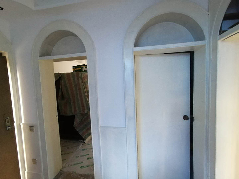 老房墻面刷漆翻新：毛坯的墻體或者已經(jīng)做好1道膩子層的房子，基層要求基層必須平整堅固。不得有粉化、起砂、空鼓、脫落等現(xiàn)象?；鶎硬黄胶涂油菝鎽?yīng)該配套膩子刮平。陰陽角必須通過彈墨線來找垂直的鋁通來衡量水平垂直的整度。后一遍膩子應(yīng)在前一遍膩子完全干后方能施工。 內(nèi)墻乳膠漆，在墻砌好后，是在抹灰完成后，總包單位會進(jìn)行兩道抹灰，第二道的時候基面加以修飾效果的補平。所以一般都會批膩子，膩子的作用是讓墻面更平整一點。刮膩子后，總有些高低不平，或者基層不是很平整的面。這個時候，需要砂紙出動，進(jìn)行手工的打磨，修復(fù)。中間還可以用太陽燈照明，便于檢查平整度。再用砂紙打磨，不斷的完善。