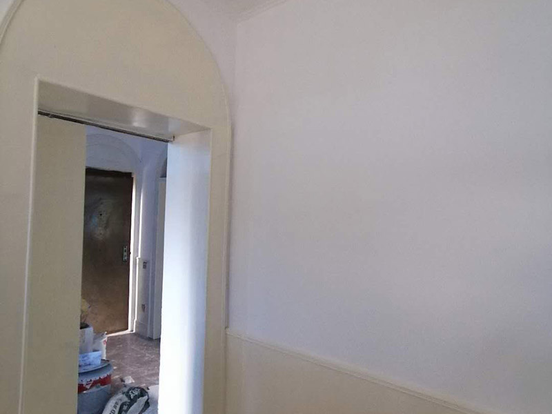 老房墻面刷漆翻新：毛坯的墻體或者已經(jīng)做好1道膩子層的房子，基層要求基層必須平整堅固。不得有粉化、起砂、空鼓、脫落等現(xiàn)象?；鶎硬黄胶涂油菝鎽?yīng)該配套膩子刮平。陰陽角必須通過彈墨線來找垂直的鋁通來衡量水平垂直的整度。后一遍膩子應(yīng)在前一遍膩子完全干后方能施工。 內(nèi)墻乳膠漆，在墻砌好后，是在抹灰完成后，總包單位會進(jìn)行兩道抹灰，第二道的時候基面加以修飾效果的補平。所以一般都會批膩子，膩子的作用是讓墻面更平整一點。刮膩子后，總有些高低不平，或者基層不是很平整的面。這個時候，需要砂紙出動，進(jìn)行手工的打磨，修復(fù)。中間還可以用太陽燈照明，便于檢查平整度。再用砂紙打磨，不斷的完善。