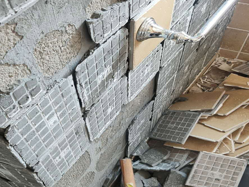 瓷磚空鼓脫落鋪貼:將挑選好的瓷磚浸泡在水盆里，浸泡時間按瓷磚的密度而定，以水盆里不出水泡為好，說明瓷磚內(nèi)部已無空氣。瓷磚泡好后，將瓷磚從水盆里拿出來，瀝瀝水，瓷磚有水較滑，動作要輕巧小心，以免瓷磚滑落摔破。晾干后，瓷磚鋪貼平整，也要求墻壁本身要平整，用直尺在毛坯房墻面找平。將801膠水與水按1：5的比例調(diào)配，膠水取代傳統(tǒng)的黃沙讓泥漿更有粘性。墻面如果有不平整的地方，用鏟刀修理平整，再用直尺檢測全部平整才合格。在墻壁上涂一層防水涂料，以防止衛(wèi)浴間的水汽滲進墻壁。這個步驟很重要，一定不可省略。