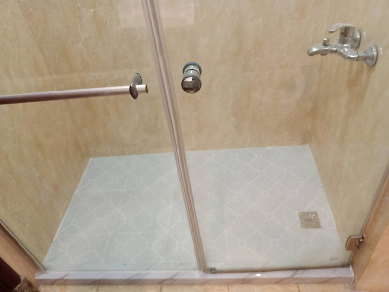 衛(wèi)生間改造潔具安裝：首先衛(wèi)浴潔具安裝前應(yīng)該先布局水電安裝一貼浴室墻磚一然后浴室吊頂(要安裝浴霸的童鞋需要預(yù)留通風(fēng)口或者同時(shí)安裝浴霸)一鋪設(shè)浴室地磚(此時(shí)要考慮其他潔具的進(jìn)水口跟出水口預(yù)留，還有如果考慮安裝蹲便器需要同時(shí)安裝)一安裝三角閥(三角閥的作用是方便日后衛(wèi)浴維修跟控制水流)一然后可以依次安裝馬桶、洗面盆或者浴室柜、浴盆浴缸等一然后才是安裝燈具、插座、跟鏡子一其他五金配件(如安裝毛巾環(huán)、安裝毛巾架等)。