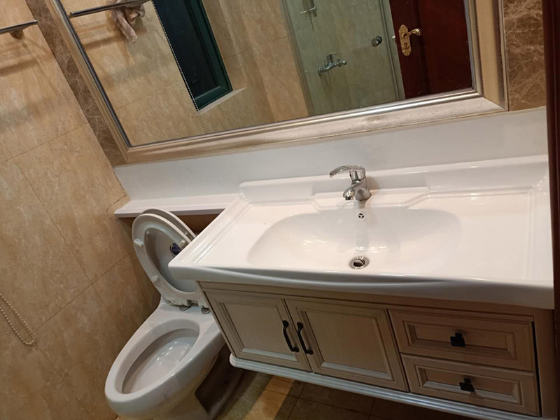 衛(wèi)生間改造潔具安裝：首先衛(wèi)浴潔具安裝前應(yīng)該先布局水電安裝一貼浴室墻磚一然后浴室吊頂(要安裝浴霸的童鞋需要預(yù)留通風(fēng)口或者同時(shí)安裝浴霸)一鋪設(shè)浴室地磚(此時(shí)要考慮其他潔具的進(jìn)水口跟出水口預(yù)留，還有如果考慮安裝蹲便器需要同時(shí)安裝)一安裝三角閥(三角閥的作用是方便日后衛(wèi)浴維修跟控制水流)一然后可以依次安裝馬桶、洗面盆或者浴室柜、浴盆浴缸等一然后才是安裝燈具、插座、跟鏡子一其他五金配件(如安裝毛巾環(huán)、安裝毛巾架等)。