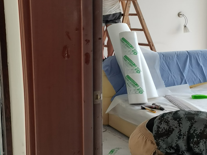 家具保護措施：1、做好入戶門保護 　　各類裝修物料的進場、建筑裝修的清理都必須經(jīng)過入戶門。在對物品進行搬運時，難免會與入戶門發(fā)生磕碰及摩擦。因此，在進行成品保護時，我們首先要做好入戶門的保護。 　　建議，在裝修開工前知道家具家電進場，都應當使用成品保護膜將入戶門進行包裹。 　　2、做好水電改造期間的成品保護 　　水電改造是基礎裝修，水電裝修的質(zhì)量好壞，直接決定著后期的施工和使用。因此，在進行水電改造時，同樣需要做好成品保護工作。水電改造完成后，應當對各種管線進行規(guī)范的固定，以防脫落;對裸露的線頭要進行包裹，以防發(fā)生觸電的危險;做好地面裸線管的固定和保護，防止被踩壞。同時，在搬運物料時，也不要破壞地面鋪設的管線。 　　3、做好瓷磚、地板的鋪貼保護 　　進行裝修施工時，磁環(huán)邊鋪邊勾縫，在崗鋪設的瓷磚、地板上堆放雜物、走動踩踏，地板沒有使用成品保護膜覆蓋等都會影響瓷磚及地板的鋪貼效果，使瓷磚出現(xiàn)施工質(zhì)量問題。