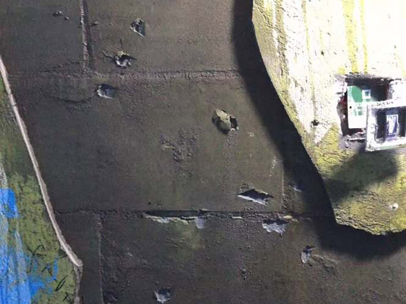 墻面空鼓修補(bǔ)：1、用切割機(jī)沿著空鼓的地方切割出空鼓范圍，刀口深度要掌握，并比實(shí)際空鼓范圍稍大，不能用鏨子鑿，那樣可能會造成空鼓范圍越來越大。 2、基層清理干凈，用水潤濕，用1:3水泥砂漿分兩次修補(bǔ)，抹壓，然后批膩?zhàn)樱ζ?。如果是混凝土基層，修補(bǔ)前應(yīng)涂刷混凝土界面劑，否則還會空鼓。