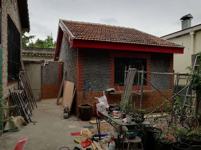 屋頂瓦房防水維修：其實(shí)首要的條是要找漏，主要是從屋頂?shù)母叱鐾吞幷衣ㄒ驗(yàn)樗滋幜鳎┦紫仁强次蓓斢袥]有裂紋，原有的防水層有沒有老化掉，屋頂原有的SBS防水卷材有沒有氣泡，有氣泡的話就證已經(jīng)進(jìn)入防水層的底部了，這樣就漏水了，還有屋頂上的天溝有沒有堵塞。  房屋漏水修補(bǔ)辦法,大都采用清理屋面、裂縫填平、裂縫密封、砂漿找平等維修方法。