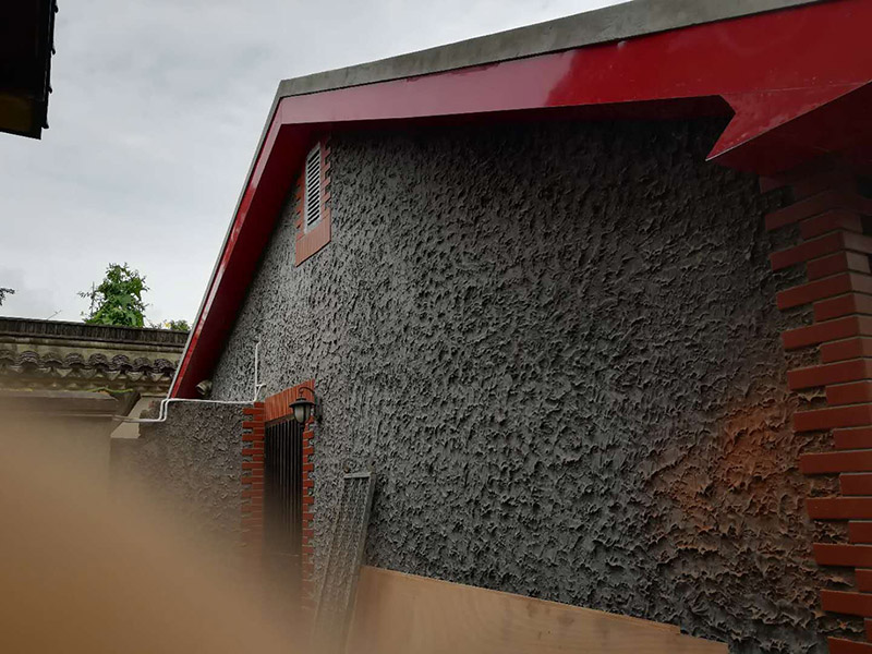 屋頂瓦房防水維修：其實(shí)首要的條是要找漏，主要是從屋頂?shù)母叱鐾吞幷衣ㄒ驗(yàn)樗滋幜鳎┦紫仁强次蓓斢袥]有裂紋，原有的防水層有沒有老化掉，屋頂原有的SBS防水卷材有沒有氣泡，有氣泡的話就證已經(jīng)進(jìn)入防水層的底部了，這樣就漏水了，還有屋頂上的天溝有沒有堵塞。  房屋漏水修補(bǔ)辦法,大都采用清理屋面、裂縫填平、裂縫密封、砂漿找平等維修方法。