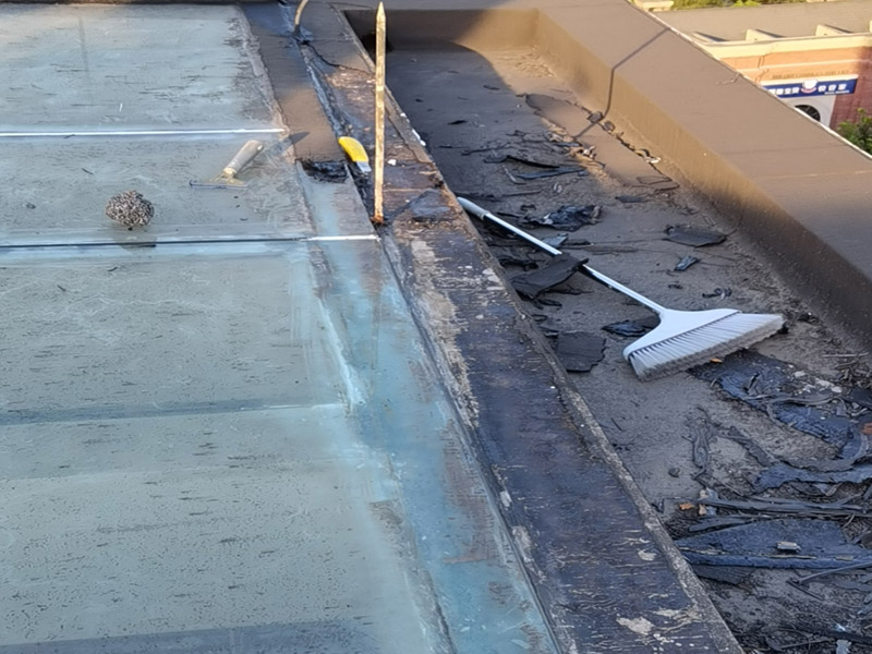 陽(yáng)光房屋頂防水施工：1.首先確定漏水的位置，是墻體與鋁合金型材結(jié)合處，還是陽(yáng)du光房型材玻璃之間漏水。 2.假設(shè)是墻zhi體與鋁合金型材結(jié)合處，這個(gè)比較麻煩，因?yàn)檫@種情況一般多發(fā)生于使用1年或者1年以上的陽(yáng)光房，墻體和鋁材的結(jié)合位置，會(huì)有很大的滲水現(xiàn)象，僅僅打膠處理是不行的，治標(biāo)不治本，過(guò)不了多久還會(huì)漏，這個(gè)必須要用sbs（瀝青防水卷材）處理，這樣才能真正做到防水.具體操作需要專(zhuān)業(yè)人員進(jìn)行處理。 3.假設(shè)是陽(yáng)光房型材與玻璃之間漏水，這里可以用防水膠處理的，一般可以選擇道康寧硅酮耐候密封膠。