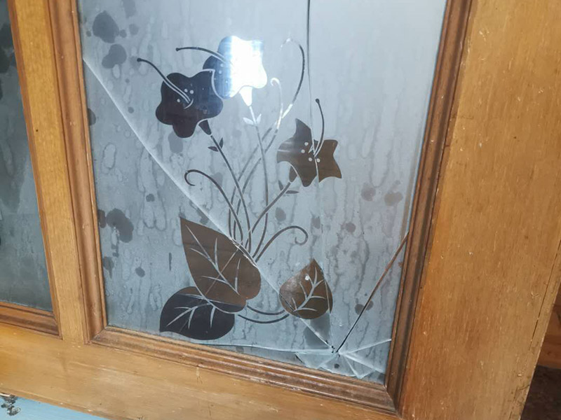 門窗玻璃更換：首先需要將炸裂的玻璃渣全都清理掉，那些卡在窗戶里的玻璃渣也要全都清干凈才行。而且需要將窗戶的尺寸全部量清楚，然后再去家具店量相應的尺寸大小。 如果安裝玻璃的時候，發(fā)現(xiàn)尺寸錯了。還可以再去家具店重新量尺寸，千萬不能直接裝錯誤的尺寸。在安裝橡皮膠的之后，裝嵌玻璃，不能將它卡得太緊，在窗戶框架中應該使用彈性比較好的橡皮膠。 如果已經(jīng)將玻璃全都安裝到框子里面之后，接下來需要仔細檢查自己安裝的是否牢固。而且需要安裝雙層的玻璃，因為現(xiàn)在的天氣里，單層的玻璃太容易炸裂了。