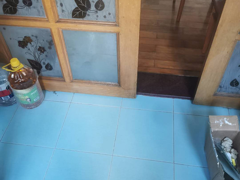 門窗玻璃更換：首先需要將炸裂的玻璃渣全都清理掉，那些卡在窗戶里的玻璃渣也要全都清干凈才行。而且需要將窗戶的尺寸全部量清楚，然后再去家具店量相應的尺寸大小。 如果安裝玻璃的時候，發(fā)現(xiàn)尺寸錯了。還可以再去家具店重新量尺寸，千萬不能直接裝錯誤的尺寸。在安裝橡皮膠的之后，裝嵌玻璃，不能將它卡得太緊，在窗戶框架中應該使用彈性比較好的橡皮膠。 如果已經(jīng)將玻璃全都安裝到框子里面之后，接下來需要仔細檢查自己安裝的是否牢固。而且需要安裝雙層的玻璃，因為現(xiàn)在的天氣里，單層的玻璃太容易炸裂了。