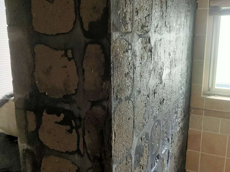 墻面瓷磚鋪貼：（1）基層處理：將塵土、雜物徹底清掃干凈，不得有空鼓、開裂及起砂等缺陷。 （2）彈線：施工前在墻體四周彈出標(biāo)高控制線，在地面彈出十字線，以控制地磚分隔尺寸。 （3）鋪貼：鋪設(shè)選用1：3干硬性水泥砂漿，砂漿厚度25mm左右。鋪貼前將地磚背面濕潤，需正面干燥為宜。把地磚按照要求放在水泥砂漿上，用橡皮錘輕敲地磚飾面直至密實(shí)平整達(dá)到要求。 （4）勾縫：地磚鋪完后24h進(jìn)行清理勾縫，勾縫前應(yīng)先將地磚縫隙內(nèi)雜質(zhì)擦凈，用專用填縫劑勾縫。 （5）清理：施工過程中隨干隨清，完工后(一般宜在24h之后)再用棉紗等物對地磚表面進(jìn)行清理。