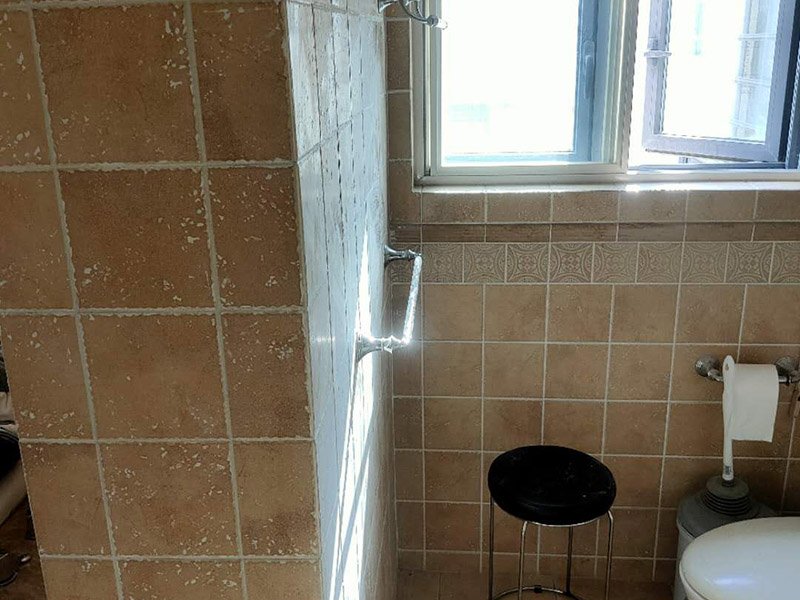 墻面瓷磚鋪貼：（1）基層處理：將塵土、雜物徹底清掃干凈，不得有空鼓、開裂及起砂等缺陷。 （2）彈線：施工前在墻體四周彈出標(biāo)高控制線，在地面彈出十字線，以控制地磚分隔尺寸。 （3）鋪貼：鋪設(shè)選用1：3干硬性水泥砂漿，砂漿厚度25mm左右。鋪貼前將地磚背面濕潤，需正面干燥為宜。把地磚按照要求放在水泥砂漿上，用橡皮錘輕敲地磚飾面直至密實(shí)平整達(dá)到要求。 （4）勾縫：地磚鋪完后24h進(jìn)行清理勾縫，勾縫前應(yīng)先將地磚縫隙內(nèi)雜質(zhì)擦凈，用專用填縫劑勾縫。 （5）清理：施工過程中隨干隨清，完工后(一般宜在24h之后)再用棉紗等物對地磚表面進(jìn)行清理。