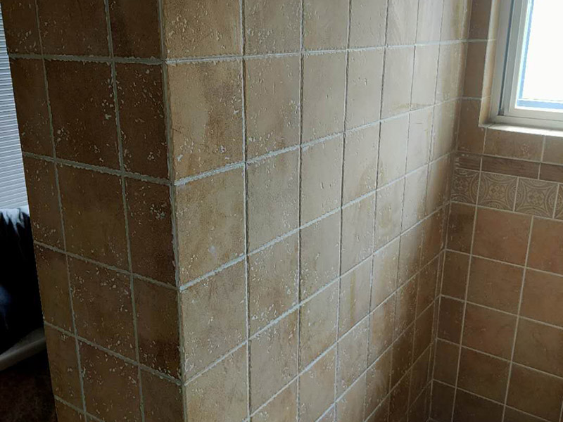 墻面瓷磚鋪貼：（1）基層處理：將塵土、雜物徹底清掃干凈，不得有空鼓、開裂及起砂等缺陷。 （2）彈線：施工前在墻體四周彈出標(biāo)高控制線，在地面彈出十字線，以控制地磚分隔尺寸。 （3）鋪貼：鋪設(shè)選用1：3干硬性水泥砂漿，砂漿厚度25mm左右。鋪貼前將地磚背面濕潤，需正面干燥為宜。把地磚按照要求放在水泥砂漿上，用橡皮錘輕敲地磚飾面直至密實(shí)平整達(dá)到要求。 （4）勾縫：地磚鋪完后24h進(jìn)行清理勾縫，勾縫前應(yīng)先將地磚縫隙內(nèi)雜質(zhì)擦凈，用專用填縫劑勾縫。 （5）清理：施工過程中隨干隨清，完工后(一般宜在24h之后)再用棉紗等物對地磚表面進(jìn)行清理。