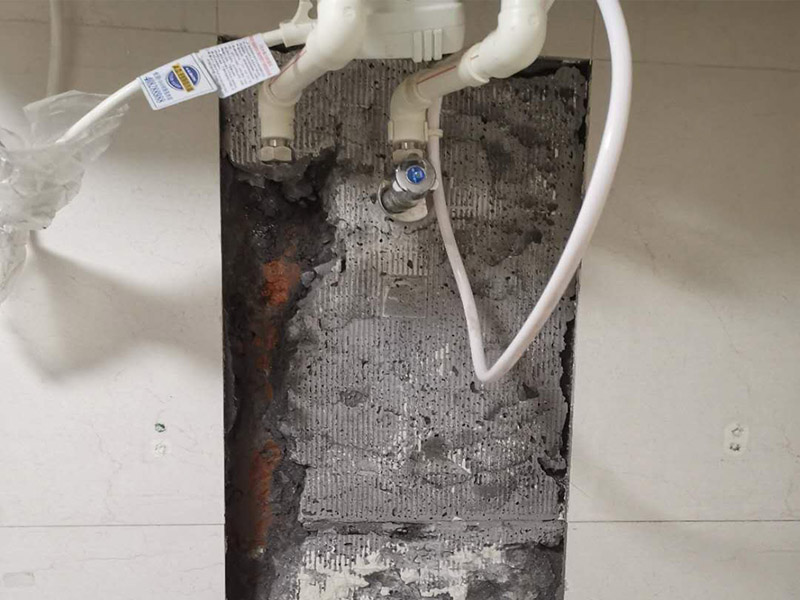 熱水器水管漏水維修：水管漏水修補(bǔ)要先找到漏水點(diǎn)，然后針對(duì)性修補(bǔ)，水管裂縫小可以直接將在漏水處涂抹上玻璃膠，但是要先關(guān)閉水閘、保持滲漏處干燥才能施工，玻璃膠干了之后才可以打開水閘，若是破損大，可將其切掉，用一節(jié)新水管和兩個(gè)接頭來修補(bǔ)，并在接頭處涂抹膠水密封。