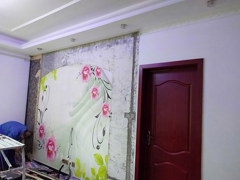 客廳背景墻翻新：電視背景墻五花八門，在選擇的時候一定要看看家里原本的裝修色調(diào)是怎樣的，一定要做好色調(diào)的搭配，這樣才不會太突兀，不能一味的追求電視背景墻單獨的美感，與整間房間色調(diào)和諧才能看著更順眼。 裝修的時候一定要找專業(yè)的人員裝修，哪怕只是周圍的一圈茶色的玻璃，如果玻璃膠打不好的話，也是很難看的，而且還有可能過一段時間脫落，所以還是一次性到位的好。