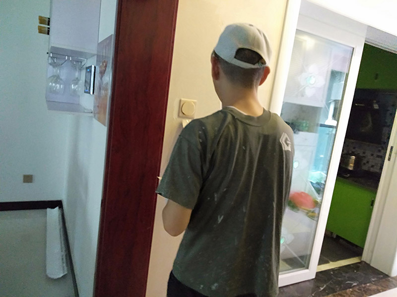 客廳背景墻翻新：電視背景墻五花八門，在選擇的時候一定要看看家里原本的裝修色調(diào)是怎樣的，一定要做好色調(diào)的搭配，這樣才不會太突兀，不能一味的追求電視背景墻單獨的美感，與整間房間色調(diào)和諧才能看著更順眼。 裝修的時候一定要找專業(yè)的人員裝修，哪怕只是周圍的一圈茶色的玻璃，如果玻璃膠打不好的話，也是很難看的，而且還有可能過一段時間脫落，所以還是一次性到位的好。