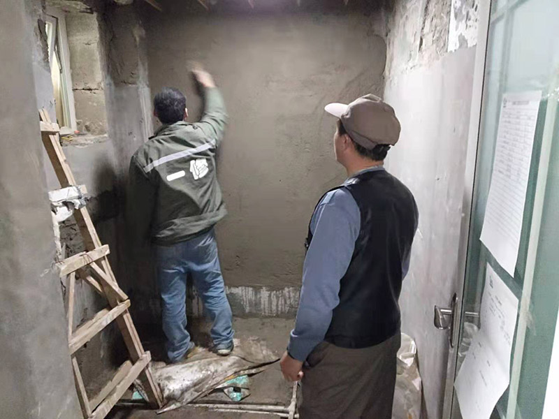 廁所墻面找平：1.基層，及與結(jié)構(gòu)板接觸哪層，用水泥砂漿抹成。 建議設(shè)內(nèi)地漏，基層要平整并向地漏方向找坡?？繅肮芨幘ǔ鰣A角。 2.基層防水，材料因地制宜，特別注意靠墻及管根等易發(fā)生滲漏的部位，應(yīng)做一些特殊的防水、堵漏處理。攪勻防水材料，第一層涂膜應(yīng)該是將防水料用刮板均勻涂刮在基層表面上，厚度為0.6mm以上，要均勻一致，操作時先墻面后地面，從內(nèi)向外退著操作,不能有局部沉積，不留氣泡，粘結(jié)嚴(yán)實(shí)。地面防水層應(yīng)涂刷出衛(wèi)生間門口以外300寬，應(yīng)高出地面200，淋浴墻面防水層應(yīng)高出地面1800mm。下一遍涂刷方向與上一遍垂直。最后一遍涂膜半固化時，拋?zhàn)Т稚傲?，便于日后與水泥砂漿結(jié)合。待干固后做閉水試驗(yàn)幾天，觀察無滲漏方好。 3.保護(hù)層用水泥砂漿抹平。 4.回填建議最理想用陶粒，次之用輕質(zhì)磚，常用建渣，亦可架空，煤渣也可較少了?；靥钪凶⒁獗Ｗo(hù)成品。