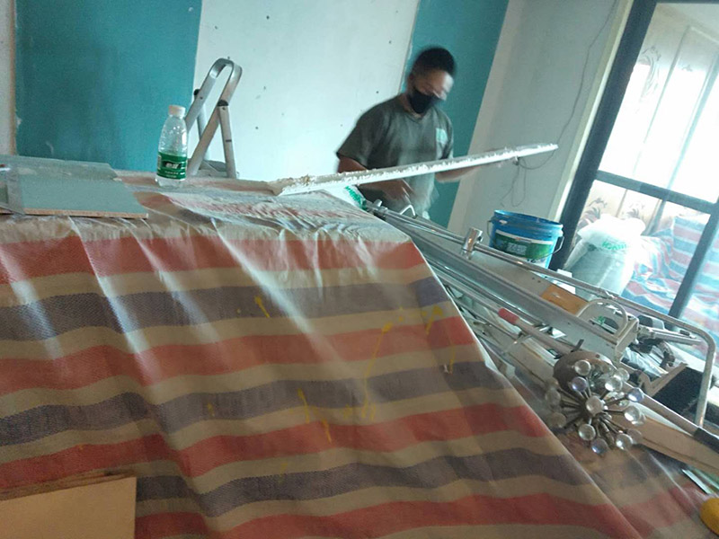 墻面貼石膏線：首先要打好墨斗直線，將石膏線條與墻、頂面粘貼處已作過乳膠漆的要鏟除去并刷界面增敲擊固底，量好尺度將挑好的石膏線（皎白細(xì)膩，光亮度高，背部平坦）依據(jù)適宜尺度做切開，用801膠和白石膏粉諧和，然后均勻的打在石膏線反面，然后依據(jù)視點(diǎn)貼，對(duì)花一定要聯(lián)接妥當(dāng)，接口的當(dāng)?shù)匾欢ㄒ教?，有縫隙的當(dāng)?shù)赜冒资喾勰ㄆ?，清水做處理?用膠水和白石膏粉調(diào)和,然后均勻的打在石膏線背面,然后根據(jù)角度貼就行了,重要的是對(duì)花,接口的地方一定要平整!