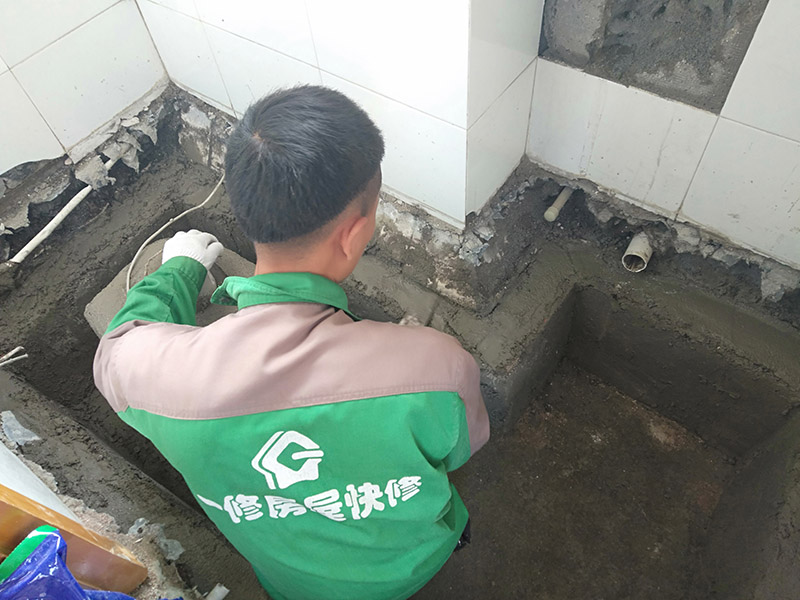 衛(wèi)生間墻地面抹灰：在進(jìn)行防水處理之前，一定先找平地du面，如果地面不平對(duì)防水的效果可能會(huì)有影響，也可能造成因防水涂料薄厚不均而導(dǎo)致的開裂滲漏。地漏，墻角，管跟等接縫處要使用高彈性的柔性防水涂刷，因?yàn)樾l(wèi)生間的墻與地面之間的接縫處會(huì)移位最容易滲水。 墻面處理上要做大約30cm高的防水涂料，以防積水滲透墻面返潮，如果衛(wèi)生間有淋浴房應(yīng)將防水做180cm，如果有浴缸，與浴缸相鄰的墻面防水高度應(yīng)比浴缸高處30cm.防水層做好后要留余一定的時(shí)間，讓防水層與建筑更好的融為一體，然后在防水層上做保護(hù)層再鋪地磚，施工過程中，可千萬馬虎不得，要盡量的保護(hù)防水層。