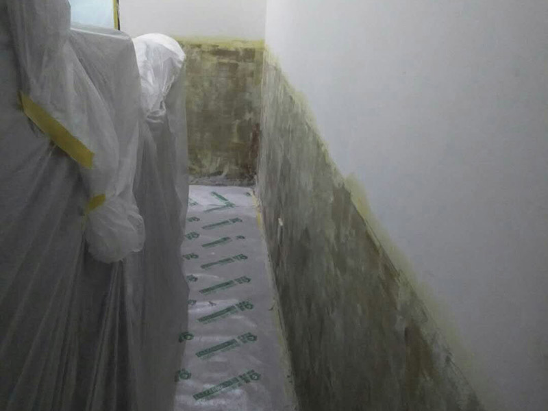 墻裙基層鏟除翻新：白墻或者裸墻局部起鼓或者輕微龜裂剝落的話，可以把出現(xiàn)問題的地方鏟除，并將鏟除部分的邊緣磨平滑后，重新刮一次膩子，上底漆，再刷再涂，不過可能會跟原來的墻面有一點色差。 全面施工等于重新裝修一樣，工程量是最大的，適用于存在多處開裂、掉皮、起粉現(xiàn)象的墻面。首先墻面要全部鏟除至水泥層，若是一些居住年代(如80年代以前)較久未裝修的房子，更是需要鏟除到磚墻體表面，然后全面施工翻新墻面：平整墻面&mdash;&mdash;固化基層&mdash;&mdash;刷界面劑&mdash;&mdash;批刮三遍耐水膩子&mdash;&mdash;墻面打磨&mdash;&mdash;上一遍底漆&mdash;&mdash;上兩次效果面漆。