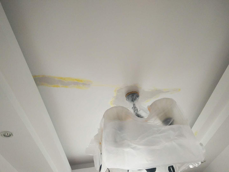 頂面空鼓維修：1、對(duì)空鼓區(qū)域進(jìn)行基本的處理，然后采用隔離劑對(duì)空鼓區(qū)域進(jìn)行基本的處理，清理干凈殘留物品，然后抹上一層膠膜。 2、進(jìn)行維修的時(shí)候一定要保持空鼓區(qū)域的濕潤(rùn)性，提前一天進(jìn)行處理，然后在開(kāi)始之前要進(jìn)行灑水處理。 3、為了保險(xiǎn)起見(jiàn)，我們需要進(jìn)行封層抹灰的清理方面，第一次抹灰的時(shí)候，一定要抹實(shí)，以薄為主要，帶底灰完成之后，等一會(huì)就可以進(jìn)行二次抹灰了，第二次抹灰以厚度為主要，同時(shí)要注意平整性處理，處理完之后等待七八成晾干的情況下，就可以進(jìn)行最后一步工作了，進(jìn)行最后的抹灰處理，一般整體厚度不超過(guò)15mm就行了。