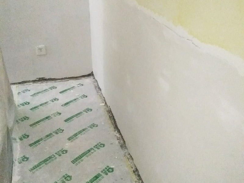 墻面修補(bǔ)翻新：舊墻面在翻新前一定要做墻面基底處理，粉化嚴(yán)重的要全部鏟除，鏟除后抹上一層白水泥，原來(lái)墻面過(guò)于光滑、刷過(guò)油漆的鏟除后還要做打磨處理，把粘結(jié)不牢的表皮去掉，便于新涂料和墻體粘結(jié)。墻面底漆的作用是抗堿防潮、封固基材、保護(hù)面漆，提高面漆的質(zhì)感和遮蓋力，對(duì)于老房翻新，墻面一定要做底漆，如果沒(méi)有刷底漆就直接上面漆的話，時(shí)間一長(zhǎng)墻面容易起泡、發(fā)霉，太陽(yáng)照曬時(shí)間長(zhǎng)了也容易變色。已經(jīng)上好面漆的墻面要修補(bǔ)會(huì)比較麻煩，容易產(chǎn)生色差，材料的使用時(shí)間不同，質(zhì)量也難以保證，很難達(dá)到理想效果。 所以墻面的修補(bǔ)最好是整塊墻面，或是盡可能地選擇較大面積進(jìn)行修補(bǔ)，這樣可以盡量避免產(chǎn)生色差，修補(bǔ)后的質(zhì)量也更好。