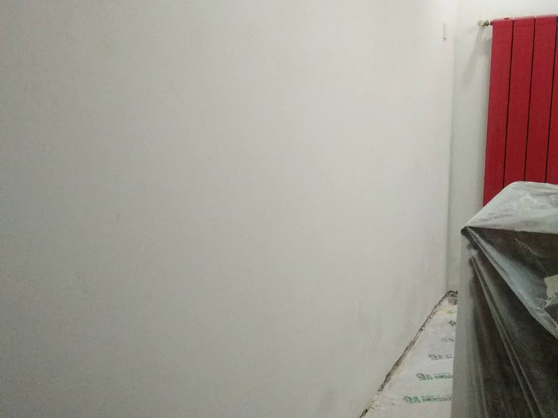 墻面修補(bǔ)翻新：舊墻面在翻新前一定要做墻面基底處理，粉化嚴(yán)重的要全部鏟除，鏟除后抹上一層白水泥，原來(lái)墻面過(guò)于光滑、刷過(guò)油漆的鏟除后還要做打磨處理，把粘結(jié)不牢的表皮去掉，便于新涂料和墻體粘結(jié)。墻面底漆的作用是抗堿防潮、封固基材、保護(hù)面漆，提高面漆的質(zhì)感和遮蓋力，對(duì)于老房翻新，墻面一定要做底漆，如果沒(méi)有刷底漆就直接上面漆的話，時(shí)間一長(zhǎng)墻面容易起泡、發(fā)霉，太陽(yáng)照曬時(shí)間長(zhǎng)了也容易變色。已經(jīng)上好面漆的墻面要修補(bǔ)會(huì)比較麻煩，容易產(chǎn)生色差，材料的使用時(shí)間不同，質(zhì)量也難以保證，很難達(dá)到理想效果。 所以墻面的修補(bǔ)最好是整塊墻面，或是盡可能地選擇較大面積進(jìn)行修補(bǔ)，這樣可以盡量避免產(chǎn)生色差，修補(bǔ)后的質(zhì)量也更好。