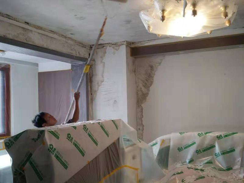 全屋墻面翻新及保護方案：舊墻面翻新基層處理從專業(yè)角度看，翻新流程應(yīng)有下列幾個環(huán)節(jié)組成：了解工程概況&rarr;工程視查&rarr;測試病變&rarr;提出建議&rarr;施工方案&rarr;準(zhǔn)備工作&rarr;施工過程&rarr;驗收 舊墻面翻新基層處理從專業(yè)角度看,翻新流程應(yīng)有下列幾個環(huán)節(jié)組成:了解工程概況&rarr;工程視查&rarr;測試病變&rarr;提出建議&rarr;施工方案&rarr;準(zhǔn)備工作&rarr;施工過程&rarr;驗收 瓷磚、地板施工時，經(jīng)常有些會忽略了成品保護這步，直接在港普的瓷磚、地板上堆放東西。，甚至直接就在上面走動了。其實，在沒有使用覆蓋膜之前，這些都是錯誤的，會對鋪貼效果產(chǎn)生很大影響。正確的做法是，在瓷磚干固以前，禁止在上面走動或堆放東西；還要覆蓋專門的保護膜，以免裝修的沙子磨傷地面，或者有色涂料沾上地板，還有造成瓷磚高低不平等。