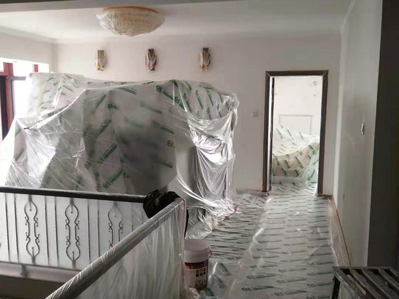 全屋墻面翻新及保護方案：舊墻面翻新基層處理從專業(yè)角度看，翻新流程應(yīng)有下列幾個環(huán)節(jié)組成：了解工程概況&rarr;工程視查&rarr;測試病變&rarr;提出建議&rarr;施工方案&rarr;準(zhǔn)備工作&rarr;施工過程&rarr;驗收 舊墻面翻新基層處理從專業(yè)角度看,翻新流程應(yīng)有下列幾個環(huán)節(jié)組成:了解工程概況&rarr;工程視查&rarr;測試病變&rarr;提出建議&rarr;施工方案&rarr;準(zhǔn)備工作&rarr;施工過程&rarr;驗收 瓷磚、地板施工時，經(jīng)常有些會忽略了成品保護這步，直接在港普的瓷磚、地板上堆放東西。，甚至直接就在上面走動了。其實，在沒有使用覆蓋膜之前，這些都是錯誤的，會對鋪貼效果產(chǎn)生很大影響。正確的做法是，在瓷磚干固以前，禁止在上面走動或堆放東西；還要覆蓋專門的保護膜，以免裝修的沙子磨傷地面，或者有色涂料沾上地板，還有造成瓷磚高低不平等。