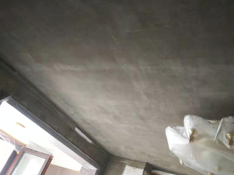 全屋墻面翻新及保護方案：舊墻面翻新基層處理從專業(yè)角度看，翻新流程應(yīng)有下列幾個環(huán)節(jié)組成：了解工程概況&rarr;工程視查&rarr;測試病變&rarr;提出建議&rarr;施工方案&rarr;準(zhǔn)備工作&rarr;施工過程&rarr;驗收 舊墻面翻新基層處理從專業(yè)角度看,翻新流程應(yīng)有下列幾個環(huán)節(jié)組成:了解工程概況&rarr;工程視查&rarr;測試病變&rarr;提出建議&rarr;施工方案&rarr;準(zhǔn)備工作&rarr;施工過程&rarr;驗收 瓷磚、地板施工時，經(jīng)常有些會忽略了成品保護這步，直接在港普的瓷磚、地板上堆放東西。，甚至直接就在上面走動了。其實，在沒有使用覆蓋膜之前，這些都是錯誤的，會對鋪貼效果產(chǎn)生很大影響。正確的做法是，在瓷磚干固以前，禁止在上面走動或堆放東西；還要覆蓋專門的保護膜，以免裝修的沙子磨傷地面，或者有色涂料沾上地板，還有造成瓷磚高低不平等。