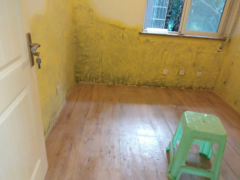 水管漏水維修：水管漏水修補(bǔ)要先找到漏水點(diǎn)，然后針對(duì)性修補(bǔ)，水管裂縫小可以直接將在漏水處涂抹上玻璃膠，但是要先關(guān)閉水閘、保持滲漏處干燥才能施工，玻璃膠干了之后才可以打開水閘，若是破損大，可將其切掉，用一節(jié)新水管和兩個(gè)接頭來(lái)修補(bǔ)，并在接頭處涂抹膠水密封。