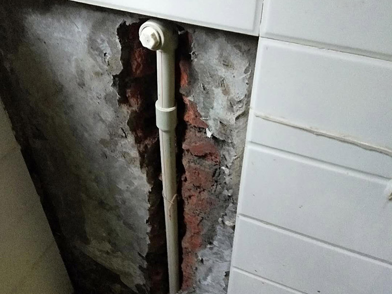 水管漏水維修：水管漏水修補(bǔ)要先找到漏水點(diǎn)，然后針對(duì)性修補(bǔ)，水管裂縫小可以直接將在漏水處涂抹上玻璃膠，但是要先關(guān)閉水閘、保持滲漏處干燥才能施工，玻璃膠干了之后才可以打開水閘，若是破損大，可將其切掉，用一節(jié)新水管和兩個(gè)接頭來(lái)修補(bǔ)，并在接頭處涂抹膠水密封。