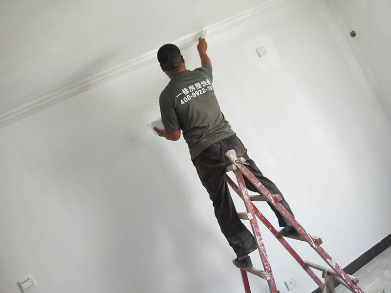 墻面乳膠漆裝修：毛坯的墻體或者已經(jīng)做好1道膩子層的房子，基層要求基層必須平整堅固。不得有粉化、起砂、空鼓、脫落等現(xiàn)象?；鶎硬黄胶涂油菝鎽撆涮啄佔庸纹健ｊ庩柦潜仨毻ㄟ^彈墨線來找垂直的鋁通來衡量水平垂直的整度。后一遍膩子應在前一遍膩子完全干后方能施工。一般來說，內墻乳膠漆，在墻砌好后，是在抹灰完成后，總包單位會進行兩道抹灰，第二道的時候基面加以修飾效果的補平。