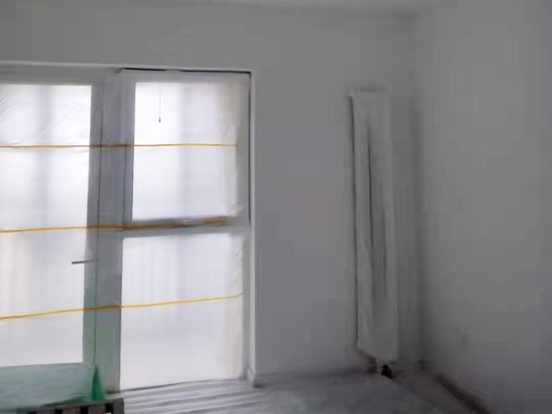 全屋刮大白裝修：刮大白就是在水泥毛糙面上 ，用建筑用的大白粉將墻面刮平刷白，具體步驟首先要基層處理把原有的大白戧掉，查看墻面上有沒有縫隙，釘子凹槽，銹點(diǎn)。 有縫隙的要填滿石膏，刷墻固墻鏈，之后在房屋頂棚都要滿刮石膏，然后在刮大白，刮大白比較重要，至少要全面的刮兩遍。干后在用打磨砂紙把小包和刮板印道子等磨掉，最后一步就是刷或者噴乳膠漆。