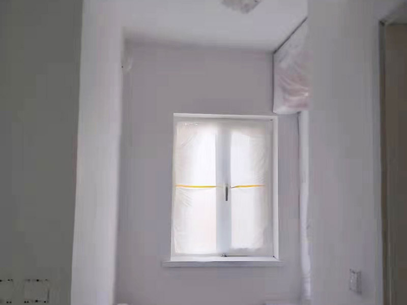 全屋刮大白裝修：刮大白就是在水泥毛糙面上 ，用建筑用的大白粉將墻面刮平刷白，具體步驟首先要基層處理把原有的大白戧掉，查看墻面上有沒有縫隙，釘子凹槽，銹點(diǎn)。 有縫隙的要填滿石膏，刷墻固墻鏈，之后在房屋頂棚都要滿刮石膏，然后在刮大白，刮大白比較重要，至少要全面的刮兩遍。干后在用打磨砂紙把小包和刮板印道子等磨掉，最后一步就是刷或者噴乳膠漆。