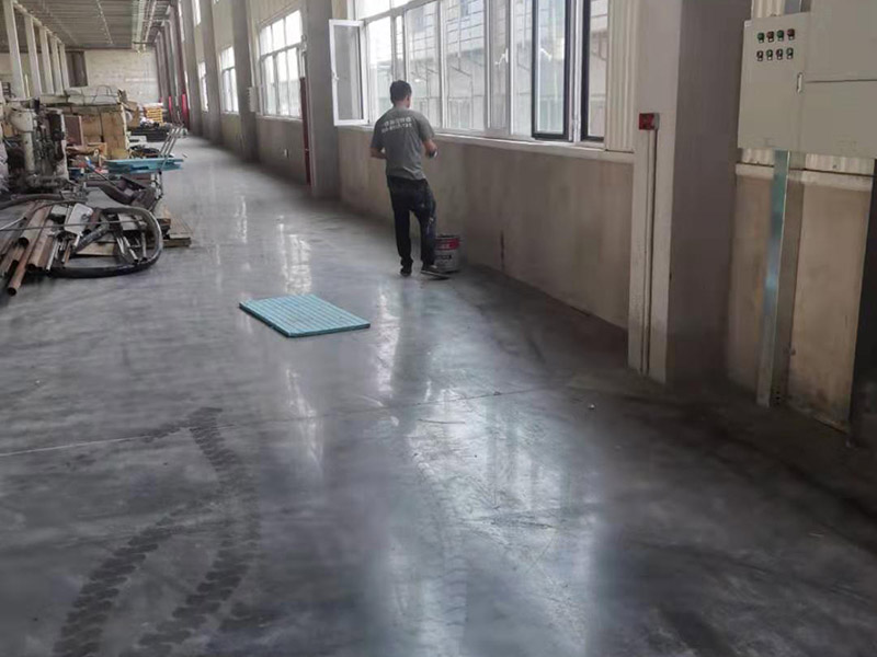 工廠墻裙翻新裝修：在對(duì)工廠墻面翻新時(shí)，必須先清潔以前的墻。如果粉末很?chē)?yán)重，必須將其清理干凈。因?yàn)橹暗膲Ρ诳赡芡坑杏推岷腿槟z漆，所以最好在根除后再進(jìn)行涂漆。工廠墻面翻新時(shí)還要進(jìn)行拋光，應(yīng)清理原始?jí)Ρ谏系膱?jiān)固皮膚和浮動(dòng)水槽。如果有一小部分墻壁和裂縫，可以用膩?zhàn)犹畛洹?如果工廠墻面翻新在修復(fù)過(guò)程中不全面，并且涂漆過(guò)程已經(jīng)完成，那將非常麻煩，等到涂漆項(xiàng)目完成，再去修復(fù)，就很難達(dá)到預(yù)期的效果。而且最大的問(wèn)題是色差問(wèn)題，所以在修復(fù)工廠墻面時(shí)一定要小心、全面，不要給以后的項(xiàng)目增加負(fù)擔(dān)。 一般的工廠面積比較大，工廠墻面翻新時(shí)重要是在面漆方面。在上面漆之前，根據(jù)油漆的說(shuō)明比例搭配，準(zhǔn)備足夠的量以確保所有墻面的顏色相同，免得油漆不足，需要重新調(diào)配，這樣很容易造成色差、不均勻。工廠墻面翻新時(shí)，還應(yīng)選擇優(yōu)質(zhì)的涂料滾筒，使油漆質(zhì)地更均勻，更美觀。