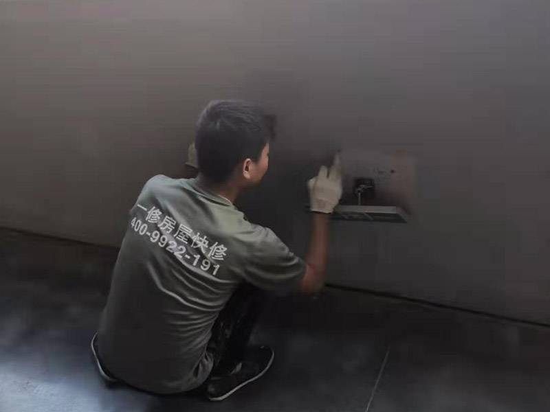 工廠墻裙翻新裝修：在對(duì)工廠墻面翻新時(shí)，必須先清潔以前的墻。如果粉末很?chē)?yán)重，必須將其清理干凈。因?yàn)橹暗膲Ρ诳赡芡坑杏推岷腿槟z漆，所以最好在根除后再進(jìn)行涂漆。工廠墻面翻新時(shí)還要進(jìn)行拋光，應(yīng)清理原始?jí)Ρ谏系膱?jiān)固皮膚和浮動(dòng)水槽。如果有一小部分墻壁和裂縫，可以用膩?zhàn)犹畛洹?如果工廠墻面翻新在修復(fù)過(guò)程中不全面，并且涂漆過(guò)程已經(jīng)完成，那將非常麻煩，等到涂漆項(xiàng)目完成，再去修復(fù)，就很難達(dá)到預(yù)期的效果。而且最大的問(wèn)題是色差問(wèn)題，所以在修復(fù)工廠墻面時(shí)一定要小心、全面，不要給以后的項(xiàng)目增加負(fù)擔(dān)。 一般的工廠面積比較大，工廠墻面翻新時(shí)重要是在面漆方面。在上面漆之前，根據(jù)油漆的說(shuō)明比例搭配，準(zhǔn)備足夠的量以確保所有墻面的顏色相同，免得油漆不足，需要重新調(diào)配，這樣很容易造成色差、不均勻。工廠墻面翻新時(shí)，還應(yīng)選擇優(yōu)質(zhì)的涂料滾筒，使油漆質(zhì)地更均勻，更美觀。