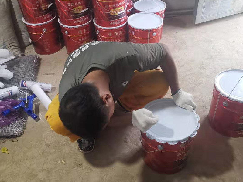 工廠墻裙翻新裝修：在對(duì)工廠墻面翻新時(shí)，必須先清潔以前的墻。如果粉末很?chē)?yán)重，必須將其清理干凈。因?yàn)橹暗膲Ρ诳赡芡坑杏推岷腿槟z漆，所以最好在根除后再進(jìn)行涂漆。工廠墻面翻新時(shí)還要進(jìn)行拋光，應(yīng)清理原始?jí)Ρ谏系膱?jiān)固皮膚和浮動(dòng)水槽。如果有一小部分墻壁和裂縫，可以用膩?zhàn)犹畛洹?如果工廠墻面翻新在修復(fù)過(guò)程中不全面，并且涂漆過(guò)程已經(jīng)完成，那將非常麻煩，等到涂漆項(xiàng)目完成，再去修復(fù)，就很難達(dá)到預(yù)期的效果。而且最大的問(wèn)題是色差問(wèn)題，所以在修復(fù)工廠墻面時(shí)一定要小心、全面，不要給以后的項(xiàng)目增加負(fù)擔(dān)。 一般的工廠面積比較大，工廠墻面翻新時(shí)重要是在面漆方面。在上面漆之前，根據(jù)油漆的說(shuō)明比例搭配，準(zhǔn)備足夠的量以確保所有墻面的顏色相同，免得油漆不足，需要重新調(diào)配，這樣很容易造成色差、不均勻。工廠墻面翻新時(shí)，還應(yīng)選擇優(yōu)質(zhì)的涂料滾筒，使油漆質(zhì)地更均勻，更美觀。