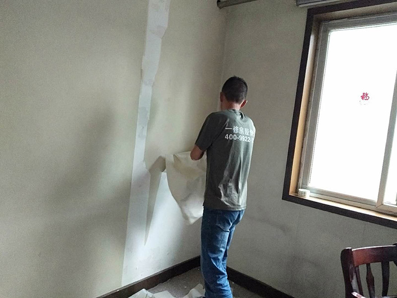 臥室墻紙拆除翻新:墻紙拆除分兩步，首先把表面層揭下，然后再噴水或均勻涂水在基層面，待基層面全部浸水飽合后，即可輕力揭下，最后再用鏟刀清理墻面，修補損壞墻面即可鋪貼墻紙。