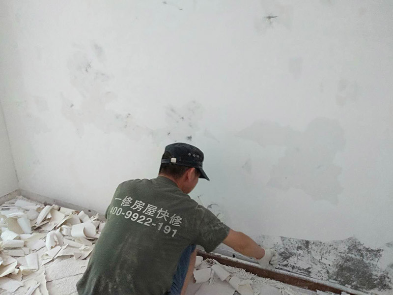 撕墻紙基層翻新：肯定想不到吹風(fēng)機(jī)，它除了可以吹干頭發(fā)以外，還可以通過它散發(fā)出的熱量將墻紙去除，這是因?yàn)榱Ⅲw墻貼背面的膠會(huì)因?yàn)榧訜徇^度而在撕的時(shí)候更容易脫膠，當(dāng)溫度大約到達(dá)40度左右，可用手嘗試撕開邊角，如沒發(fā)現(xiàn)脫膠則可以慢慢撕下，針對(duì)比較大的款式可以根據(jù)以上辦法逐步去除。 2、如果你家的是PVC材質(zhì)的，也是可以用吹風(fēng)機(jī)來去除的。如果有一小部分膠水殘留的話，是可以擦洗干凈的。或者用濕毛巾熱敷有膠的地方，看見膠皮軟化的時(shí)候再慢慢撕或擦就可以了。如果你是粘在玻璃上的話，也是可以直接將它撕下來的，或許在撕的過程中會(huì)有許多的膠水殘留在玻璃上，不用擔(dān)心，對(duì)于這些殘留的膠水我們可以用酒精或者清洗劑、汽油等物品進(jìn)行擦洗，也可用吹風(fēng)機(jī)進(jìn)行清除。如果你不及時(shí)清除的話，膠水留在玻璃上,時(shí)間長(zhǎng)了，被貼與未被貼地方就可能會(huì)出現(xiàn)色差。 3、如果不借助任何工具的話，需要找到它的一個(gè)邊角，人盡量的貼近墻面，朝著自己站的方向?qū)⑺p輕的和墻面分離，這樣更容易揭下墻紙。只要你用力平穩(wěn)、力度適中，墻紙就會(huì)從慢慢從墻上脫離，如情況有異,則可能它是不可剝離的墻紙。