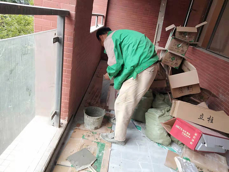 踢腳線安裝：首先需要購買好與地面相匹配的地腳線，一般情況，選擇地腳線的顏色應該與鋪設的地板相似，這樣看起來會更美觀。接著將墻面進行處理，對于不平整的墻面應該車平，還需要講墻面的灰塵處理干凈，在平整無凹凸的墻面上進行施工，同時也需要對踢腳線的位置進行測量。測量出安裝踢腳線的長度之后，根據(jù)墻面的長度，切割同樣長度的踢腳線。把踢腳線安裝在墻面上，需要對墻面進行鉆孔，鉆孔結束后可以使用地板釘將其固定在墻面上。最后基本可以結束了，安裝完畢之后，可以用濕布對踢腳線位置進行擦洗，進行衛(wèi)生清理后就可結束了。