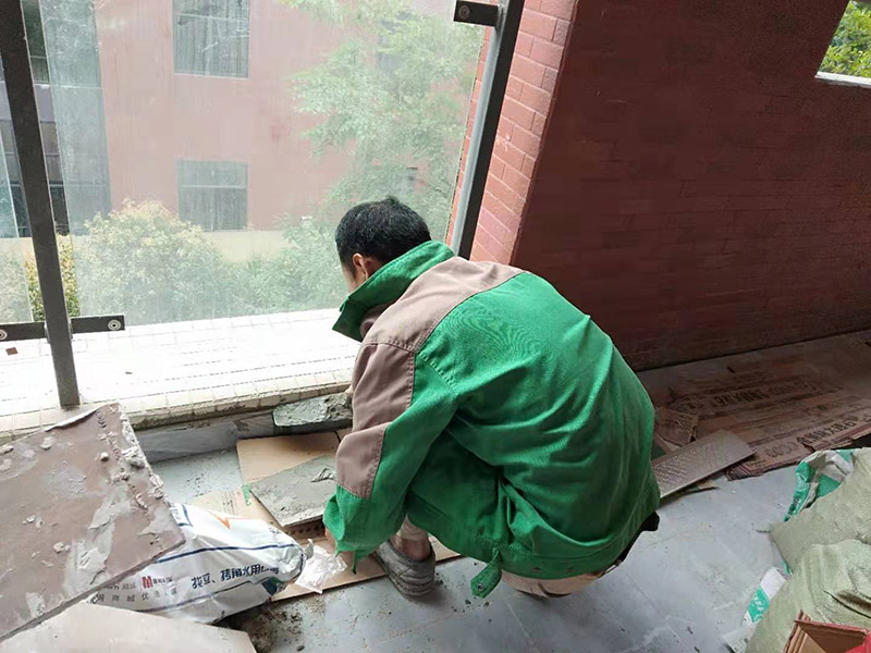 踢腳線安裝：首先需要購買好與地面相匹配的地腳線，一般情況，選擇地腳線的顏色應該與鋪設的地板相似，這樣看起來會更美觀。接著將墻面進行處理，對于不平整的墻面應該車平，還需要講墻面的灰塵處理干凈，在平整無凹凸的墻面上進行施工，同時也需要對踢腳線的位置進行測量。測量出安裝踢腳線的長度之后，根據(jù)墻面的長度，切割同樣長度的踢腳線。把踢腳線安裝在墻面上，需要對墻面進行鉆孔，鉆孔結束后可以使用地板釘將其固定在墻面上。最后基本可以結束了，安裝完畢之后，可以用濕布對踢腳線位置進行擦洗，進行衛(wèi)生清理后就可結束了。