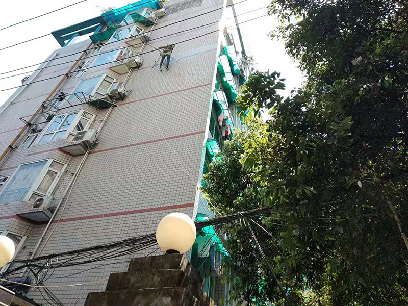 高空外墻防水施工:將局部開裂、起鼓的外墻涂料層鑿開至墻面基層,將窗框與墻體的結(jié)合處開裂的涂層揭開,并將所有鑿開和脫落的墻面用軟質(zhì)刷子清掃干凈,保證其中不存在任何塵土、水泥渣等松散顆粒及松動(dòng)的涂料塊.用JS防水涂料對(duì)墻面進(jìn)行整體涂刷,要求涂刷多遍達(dá)到一定的厚度,以能發(fā)揮防水材料的最佳性能為準(zhǔn).使墻面顏色均勻,平整美觀.